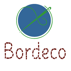 Logo Bordeco, círculo azul cruzado por una ajuga verde enhebrada con hilo verde que rodea el círculo azul.