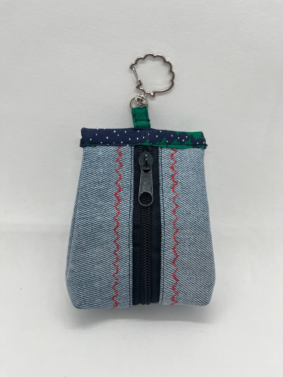 Monedero artesanal de jeans reciclado con llavero-Bordeco Creaciones